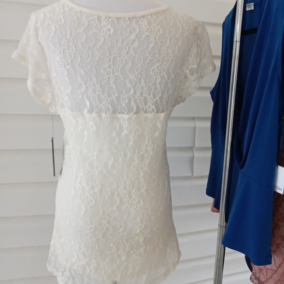 Tops - Picture 2 of 6